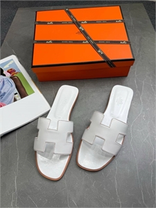 {{productViewItem.photos[photoViewList.activeNavIndex].Alt || productViewItem.photos[photoViewList.activeNavIndex].Description || 'Тапочки HERMES'}}
