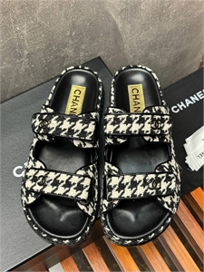 {{productViewItem.photos[photoViewList.activeNavIndex].Alt || productViewItem.photos[photoViewList.activeNavIndex].Description || 'Тапочки CHANEL'}}