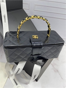 {{productViewItem.photos[photoViewList.activeNavIndex].Alt || productViewItem.photos[photoViewList.activeNavIndex].Description || 'Сумка CHANEL'}}