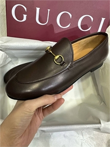 {{productViewItem.photos[photoViewList.activeNavIndex].Alt || productViewItem.photos[photoViewList.activeNavIndex].Description || 'Лоферы GUCCI'}}