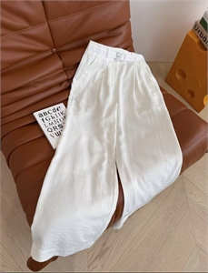 {{productViewItem.photos[photoViewList.activeNavIndex].Alt || productViewItem.photos[photoViewList.activeNavIndex].Description || 'Льняные штаны MAISON MARGIELA'}}