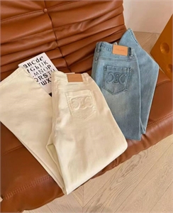 {{productViewItem.photos[photoViewList.activeNavIndex].Alt || productViewItem.photos[photoViewList.activeNavIndex].Description || 'Джинсы CELINE'}}