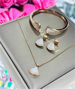 {{productViewItem.photos[photoViewList.activeNavIndex].Alt || productViewItem.photos[photoViewList.activeNavIndex].Description || 'Серьги BVLGARI'}}