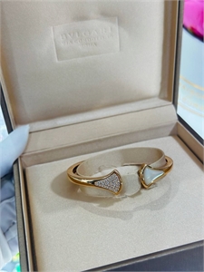 {{productViewItem.photos[photoViewList.activeNavIndex].Alt || productViewItem.photos[photoViewList.activeNavIndex].Description || 'Браслет BVLGARI'}}