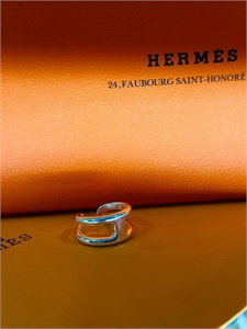 {{productViewItem.photos[photoViewList.activeNavIndex].Alt || productViewItem.photos[photoViewList.activeNavIndex].Description || 'Кольцо HERMES Серебро 925 п'}}