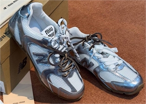 {{productViewItem.photos[photoViewList.activeNavIndex].Alt || productViewItem.photos[photoViewList.activeNavIndex].Description || 'Кроссовки MIU MIU New Balance'}}