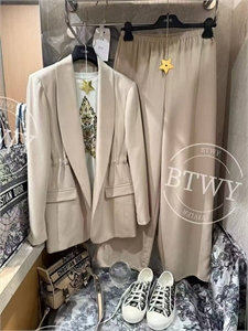 {{productViewItem.photos[photoViewList.activeNavIndex].Alt || productViewItem.photos[photoViewList.activeNavIndex].Description || 'Костюм DIOR'}}