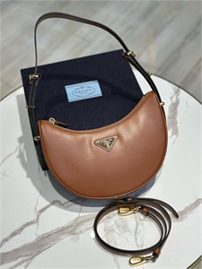 {{productViewItem.photos[photoViewList.activeNavIndex].Alt || productViewItem.photos[photoViewList.activeNavIndex].Description || 'Сумка PRADA'}}