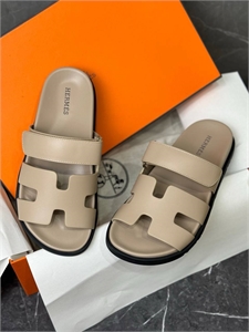 {{productViewItem.photos[photoViewList.activeNavIndex].Alt || productViewItem.photos[photoViewList.activeNavIndex].Description || 'Тапочки HERMES'}}