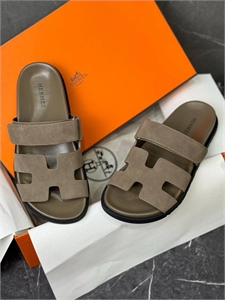 {{productViewItem.photos[photoViewList.activeNavIndex].Alt || productViewItem.photos[photoViewList.activeNavIndex].Description || 'Тапочки HERMES'}}