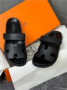 {{productViewItem.photos[photoViewList.activeNavIndex].Alt || productViewItem.photos[photoViewList.activeNavIndex].Description || 'Тапочки HERMES'}}