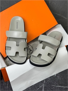 {{productViewItem.photos[photoViewList.activeNavIndex].Alt || productViewItem.photos[photoViewList.activeNavIndex].Description || 'Тапочки HERMES'}}