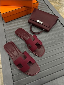 {{productViewItem.photos[photoViewList.activeNavIndex].Alt || productViewItem.photos[photoViewList.activeNavIndex].Description || 'Шлепанцы HERMES'}}