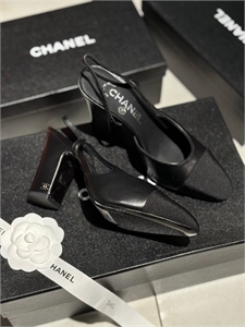 {{productViewItem.photos[photoViewList.activeNavIndex].Alt || productViewItem.photos[photoViewList.activeNavIndex].Description || 'Туфли CHANEL'}}