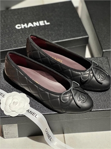 {{productViewItem.photos[photoViewList.activeNavIndex].Alt || productViewItem.photos[photoViewList.activeNavIndex].Description || 'Балетки CHANEL'}}