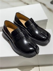 {{productViewItem.photos[photoViewList.activeNavIndex].Alt || productViewItem.photos[photoViewList.activeNavIndex].Description || 'Лоферы MAISON MARGIELA'}}