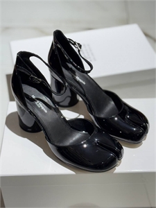 {{productViewItem.photos[photoViewList.activeNavIndex].Alt || productViewItem.photos[photoViewList.activeNavIndex].Description || 'Туфли MAISON MARGIELA'}}
