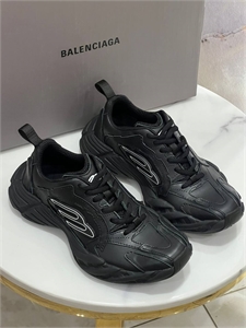 {{productViewItem.photos[photoViewList.activeNavIndex].Alt || productViewItem.photos[photoViewList.activeNavIndex].Description || 'Кроссовки BALENCIAGA'}}