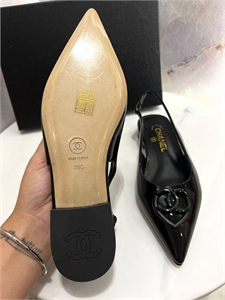 {{productViewItem.photos[photoViewList.activeNavIndex].Alt || productViewItem.photos[photoViewList.activeNavIndex].Description || 'Туфли CHANEL'}}