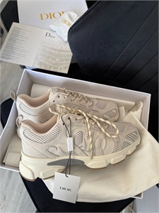 {{productViewItem.photos[photoViewList.activeNavIndex].Alt || productViewItem.photos[photoViewList.activeNavIndex].Description || 'Кроссовки DIOR'}}