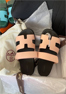 {{productViewItem.photos[photoViewList.activeNavIndex].Alt || productViewItem.photos[photoViewList.activeNavIndex].Description || 'Тапочки HERMES'}}