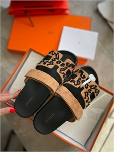 {{productViewItem.photos[photoViewList.activeNavIndex].Alt || productViewItem.photos[photoViewList.activeNavIndex].Description || 'Шлепанцы HERMES'}}