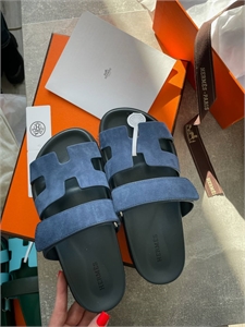 {{productViewItem.photos[photoViewList.activeNavIndex].Alt || productViewItem.photos[photoViewList.activeNavIndex].Description || 'Тапочки HERMES'}}