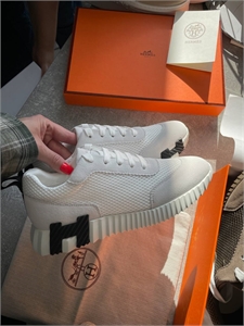 {{productViewItem.photos[photoViewList.activeNavIndex].Alt || productViewItem.photos[photoViewList.activeNavIndex].Description || 'Кроссовки HERMES'}}