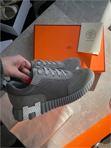 {{productViewItem.photos[photoViewList.activeNavIndex].Alt || productViewItem.photos[photoViewList.activeNavIndex].Description || 'Кроссовки HERMES'}}