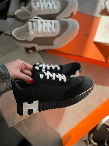 {{productViewItem.photos[photoViewList.activeNavIndex].Alt || productViewItem.photos[photoViewList.activeNavIndex].Description || 'Кроссовки HERMES'}}