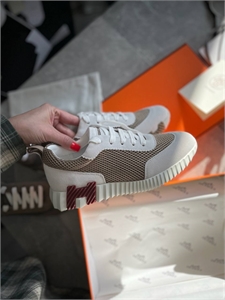 {{productViewItem.photos[photoViewList.activeNavIndex].Alt || productViewItem.photos[photoViewList.activeNavIndex].Description || 'Кроссовки HERMES'}}