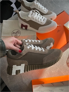 {{productViewItem.photos[photoViewList.activeNavIndex].Alt || productViewItem.photos[photoViewList.activeNavIndex].Description || 'Кроссовки HERMES'}}