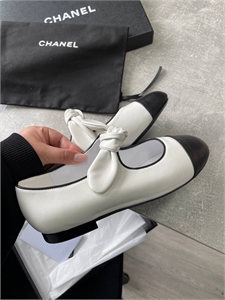 {{productViewItem.photos[photoViewList.activeNavIndex].Alt || productViewItem.photos[photoViewList.activeNavIndex].Description || 'Балетки CHANEL'}}