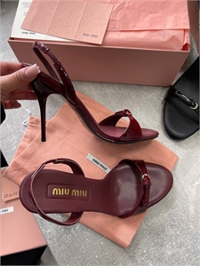 {{productViewItem.photos[photoViewList.activeNavIndex].Alt || productViewItem.photos[photoViewList.activeNavIndex].Description || 'Босоножки MIU MIU'}}