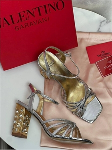 {{productViewItem.photos[photoViewList.activeNavIndex].Alt || productViewItem.photos[photoViewList.activeNavIndex].Description || 'Босоножки VALENTINO'}}