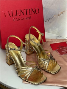 {{productViewItem.photos[photoViewList.activeNavIndex].Alt || productViewItem.photos[photoViewList.activeNavIndex].Description || 'Босоножки VALENTINO'}}