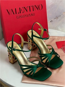 {{productViewItem.photos[photoViewList.activeNavIndex].Alt || productViewItem.photos[photoViewList.activeNavIndex].Description || 'Босоножки VALENTINO'}}