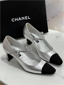 {{productViewItem.photos[photoViewList.activeNavIndex].Alt || productViewItem.photos[photoViewList.activeNavIndex].Description || 'Туфли CHANEL'}}