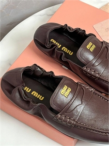 {{productViewItem.photos[photoViewList.activeNavIndex].Alt || productViewItem.photos[photoViewList.activeNavIndex].Description || 'Слипоны MIU MIU'}}