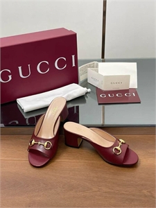{{productViewItem.photos[photoViewList.activeNavIndex].Alt || productViewItem.photos[photoViewList.activeNavIndex].Description || 'Тапочки GUCCI'}}