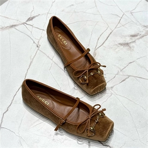 {{productViewItem.photos[photoViewList.activeNavIndex].Alt || productViewItem.photos[photoViewList.activeNavIndex].Description || 'Балетки GUCCI'}}