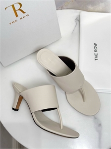 {{productViewItem.photos[photoViewList.activeNavIndex].Alt || productViewItem.photos[photoViewList.activeNavIndex].Description || 'Босоножки THE ROW'}}