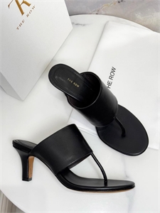 {{productViewItem.photos[photoViewList.activeNavIndex].Alt || productViewItem.photos[photoViewList.activeNavIndex].Description || 'Босоножки THE ROW'}}