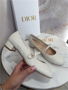 {{productViewItem.photos[photoViewList.activeNavIndex].Alt || productViewItem.photos[photoViewList.activeNavIndex].Description || 'Туфли DIOR'}}