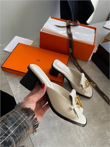 {{productViewItem.photos[photoViewList.activeNavIndex].Alt || productViewItem.photos[photoViewList.activeNavIndex].Description || 'Тапочки HERMES'}}