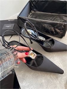 {{productViewItem.photos[photoViewList.activeNavIndex].Alt || productViewItem.photos[photoViewList.activeNavIndex].Description || 'Туфли YSL'}}