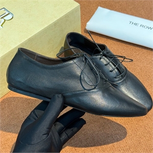 {{productViewItem.photos[photoViewList.activeNavIndex].Alt || productViewItem.photos[photoViewList.activeNavIndex].Description || 'Туфли THE ROW'}}