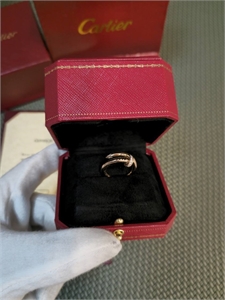 {{productViewItem.photos[photoViewList.activeNavIndex].Alt || productViewItem.photos[photoViewList.activeNavIndex].Description || 'Кольцо Cartier'}}
