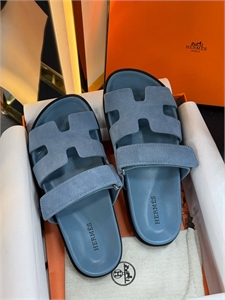 {{productViewItem.photos[photoViewList.activeNavIndex].Alt || productViewItem.photos[photoViewList.activeNavIndex].Description || 'Тапочки HERMES'}}