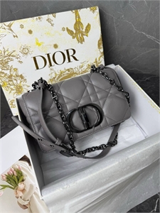 {{productViewItem.photos[photoViewList.activeNavIndex].Alt || productViewItem.photos[photoViewList.activeNavIndex].Description || 'Сумка DIOR'}}
